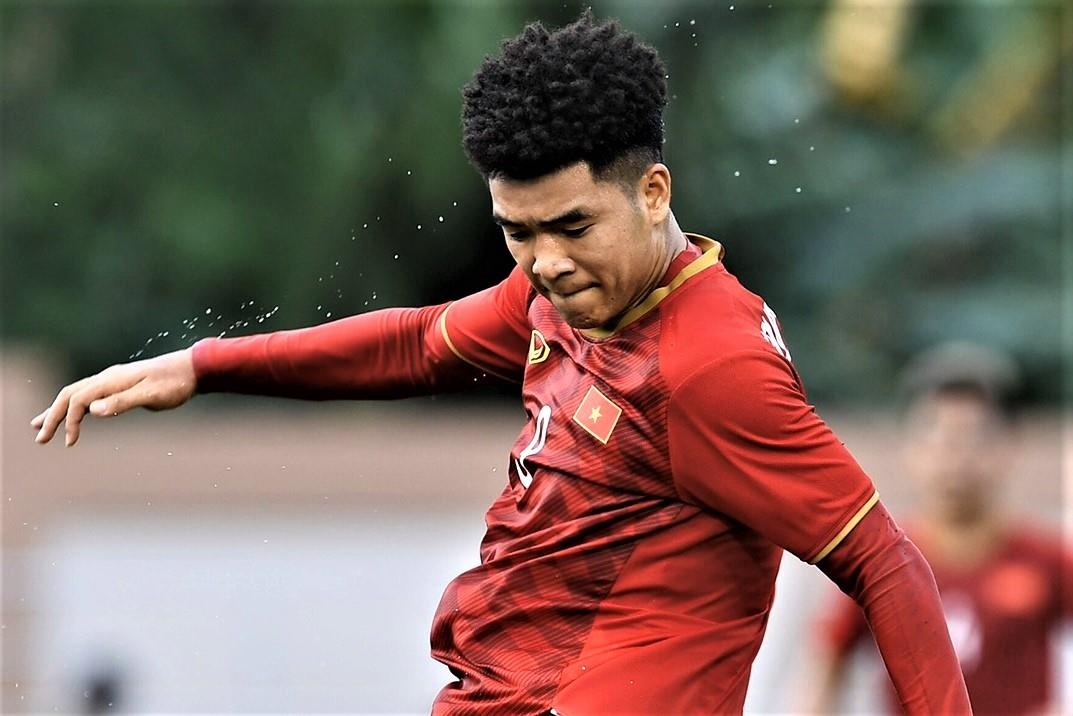 Duc Chinh nang ty so len 2-0 cho U22 Viet Nam truoc Brunei hinh anh