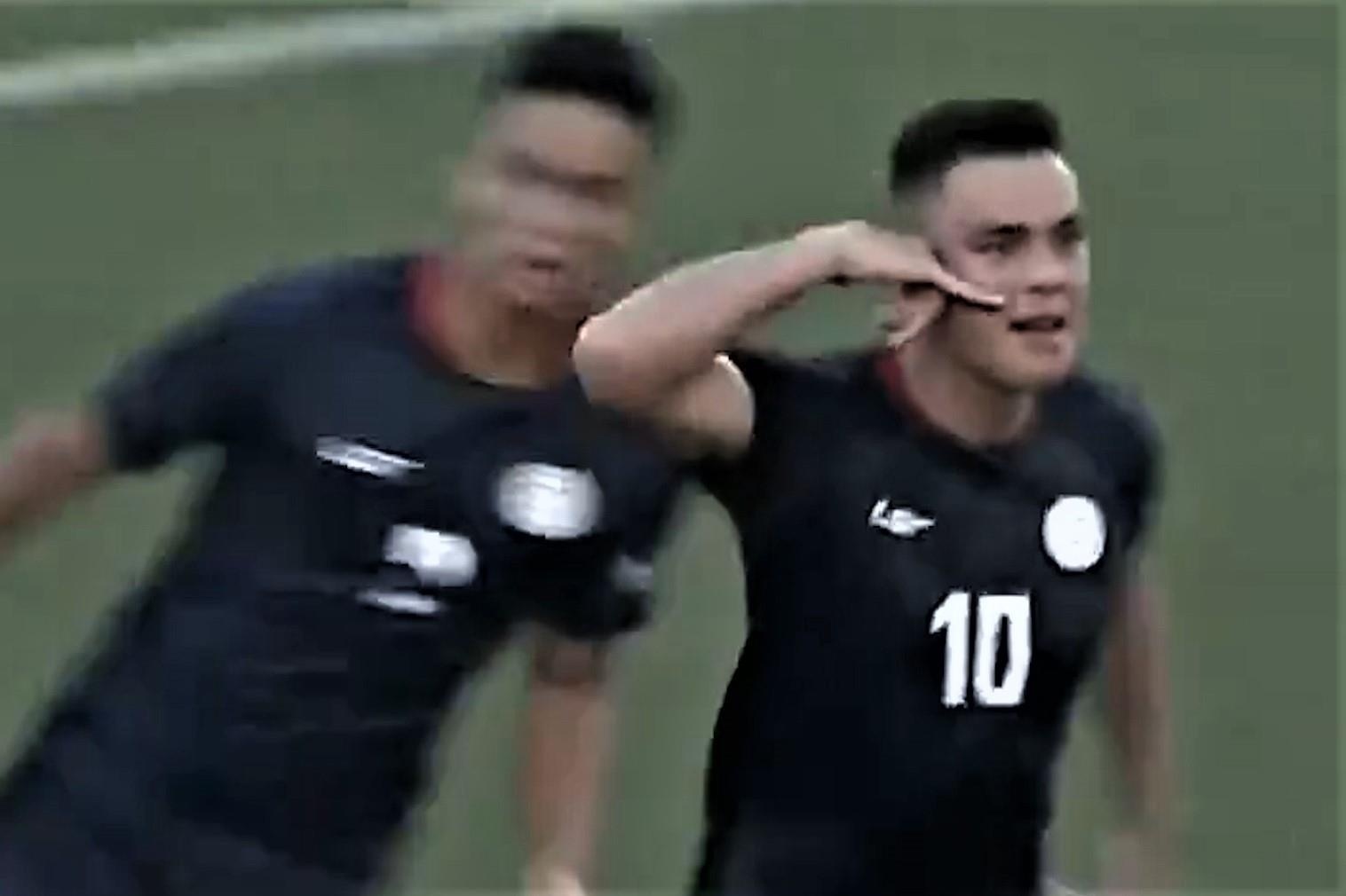 Bass tung cu volley go hoa 1-1 cho U22 Philippines hinh anh