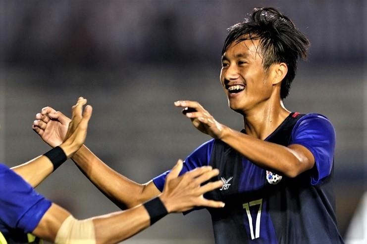 Ban nang ty so len 3-0 cho U22 Campuchia hinh anh