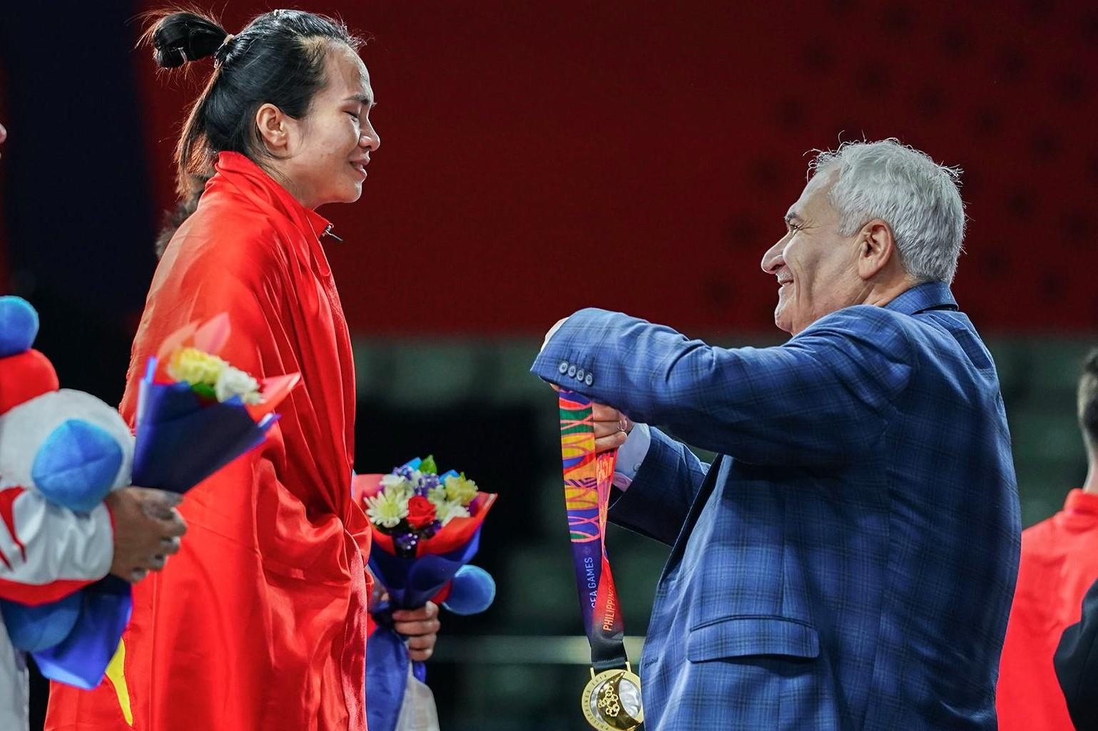 Vuong Thi Huyen: 'Toi muon danh tang HCV cho bo me da khuat' hinh anh