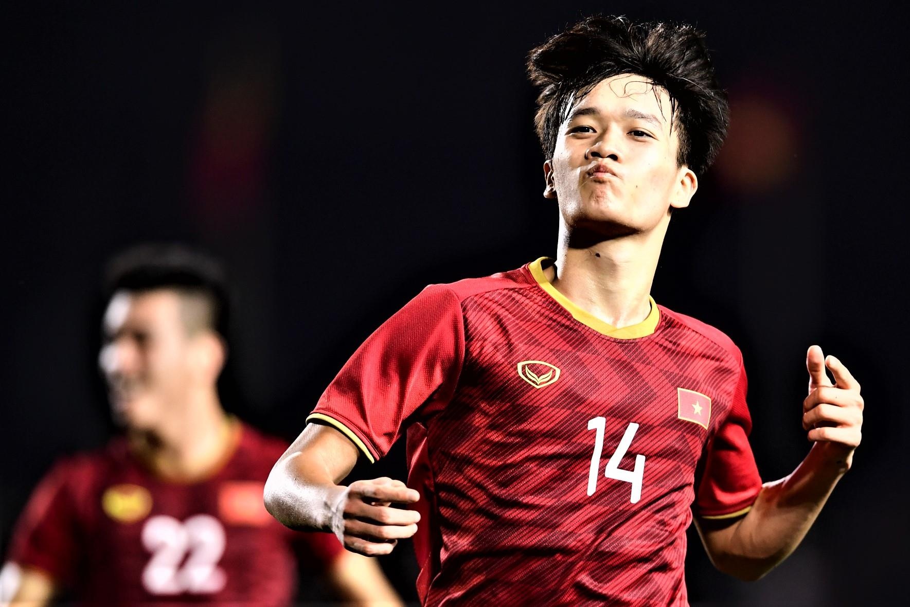 Hoang Duc choi co dong truoc khi sut tung luoi U22 Indonesia hinh anh