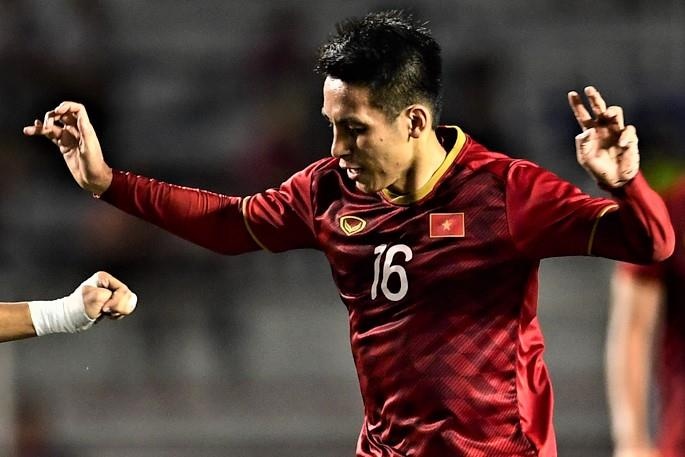 Hung Dung lam chu tuyen giua U22 Viet Nam truoc Indonesia hinh anh