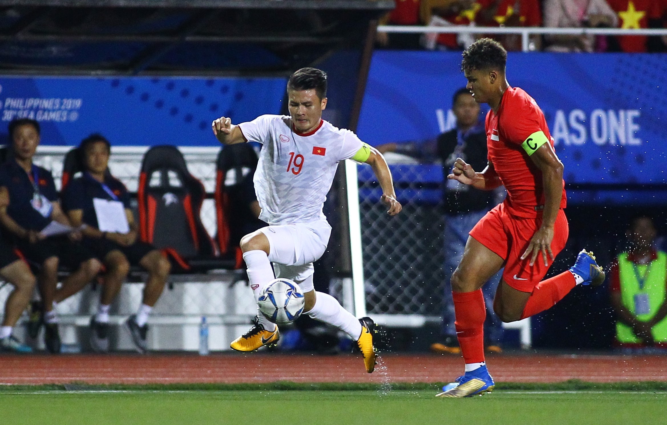 Quang Hai chan thuong anh 1