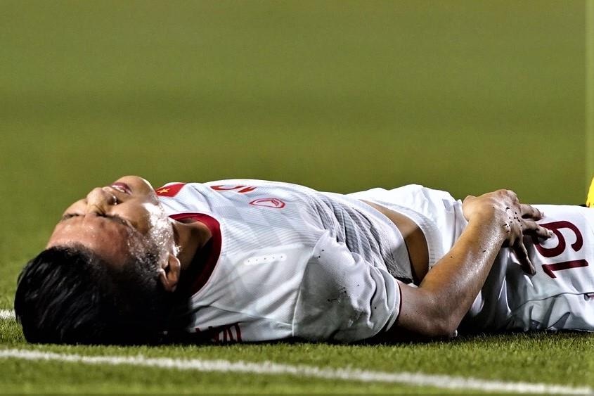 Quang Hai roi san sau pha va cham voi cau thu Singapore hinh anh