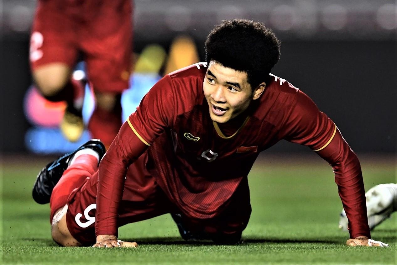 Duc Chinh danh dau nang ty so len 3-0 cho U22 Viet Nam hinh anh