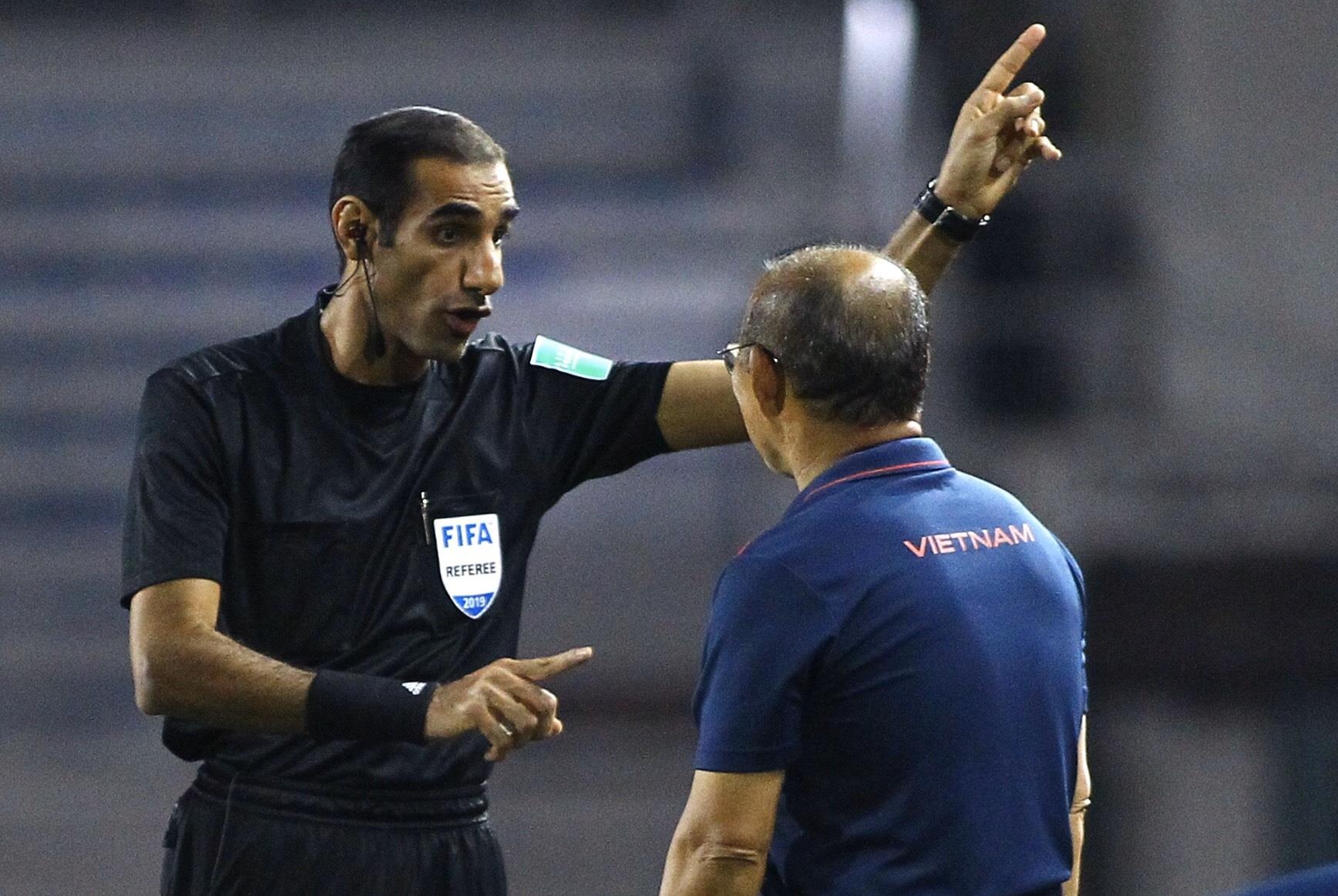 HLV Park noi cau sau khi cau thu Campuchia pham loi hinh anh