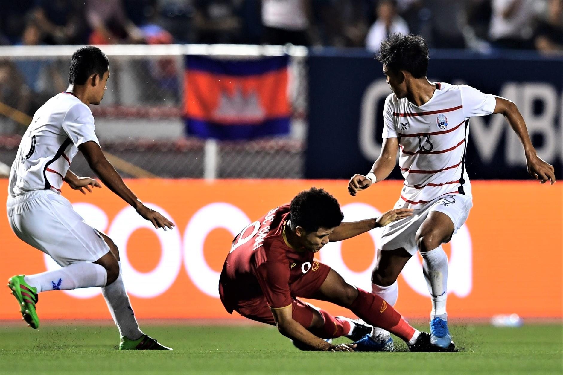 Nhung pha pham loi cua U22 Campuchia voi cau thu Viet Nam hinh anh