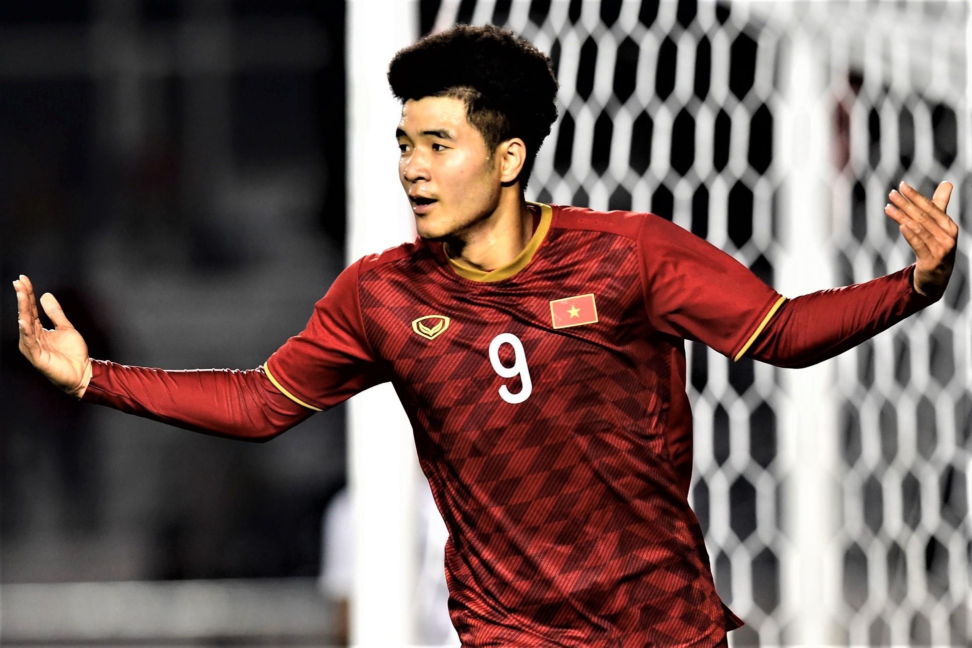 Duc Chinh nhieu lan khuay dao hang thu U22 Campuchia hinh anh