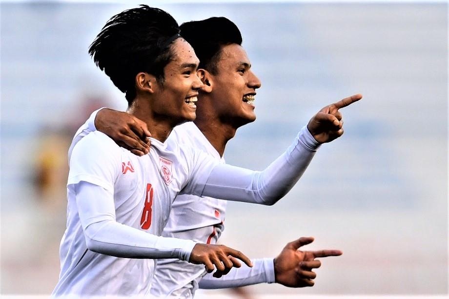 Soksela dung chon chan truoc pha da phat cua cau thu Myanmar hinh anh