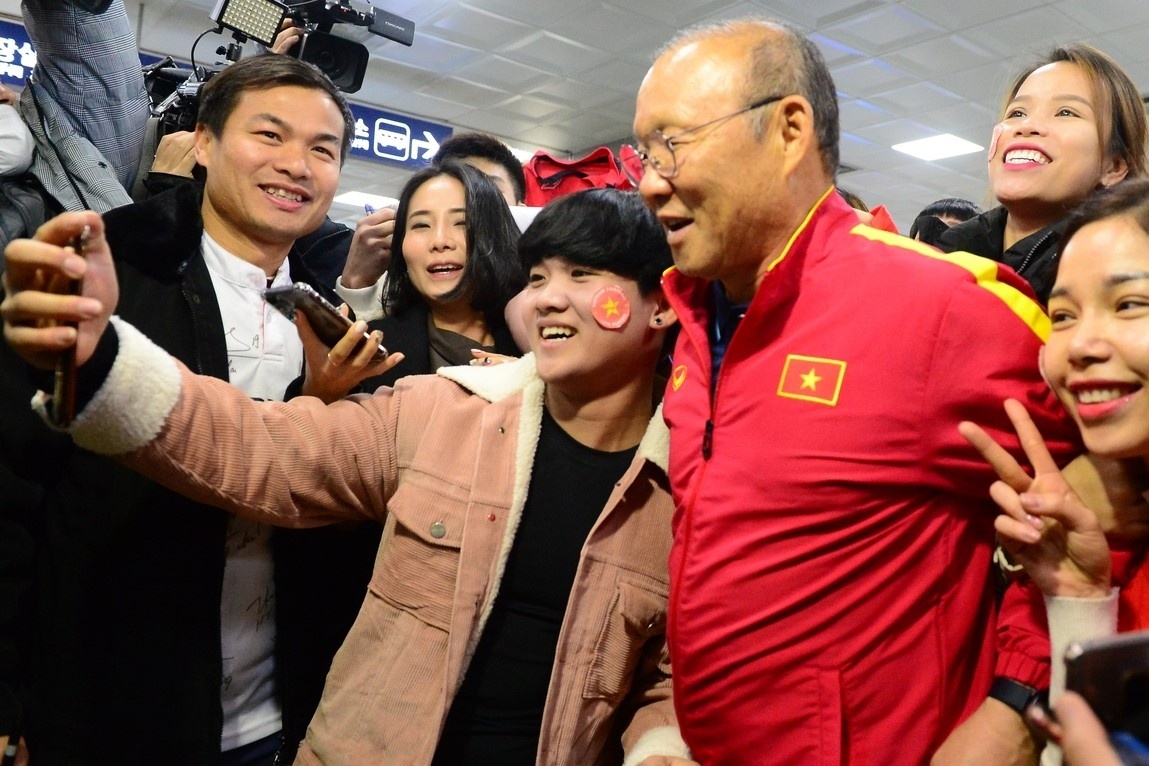 Nguoi ham mo vay kin HLV Park trong ngay tro ve Han Quoc hinh anh