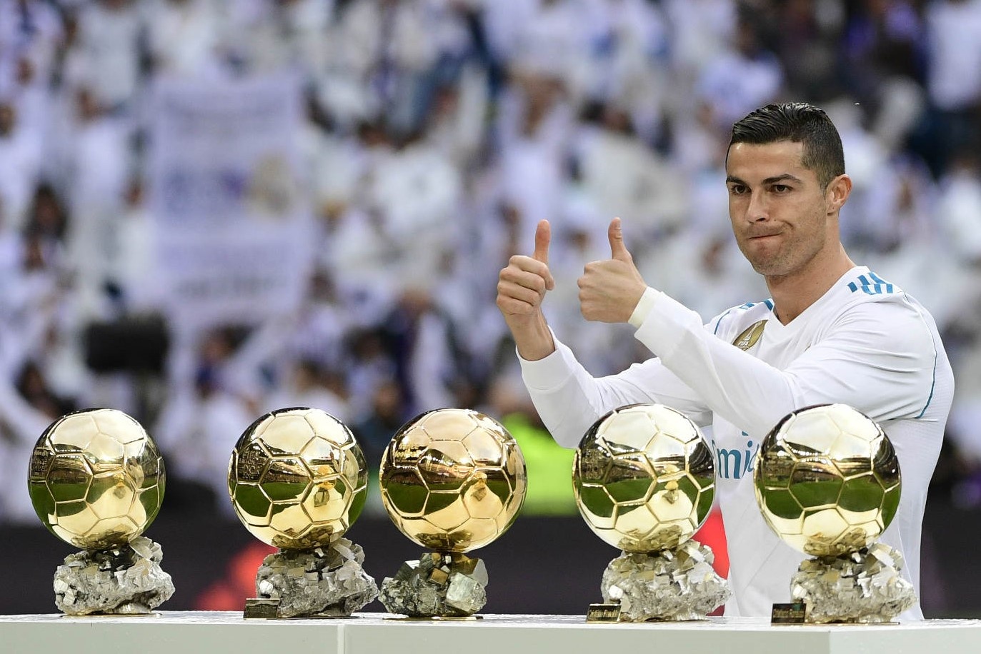 Messi vuot Ronaldo anh 1