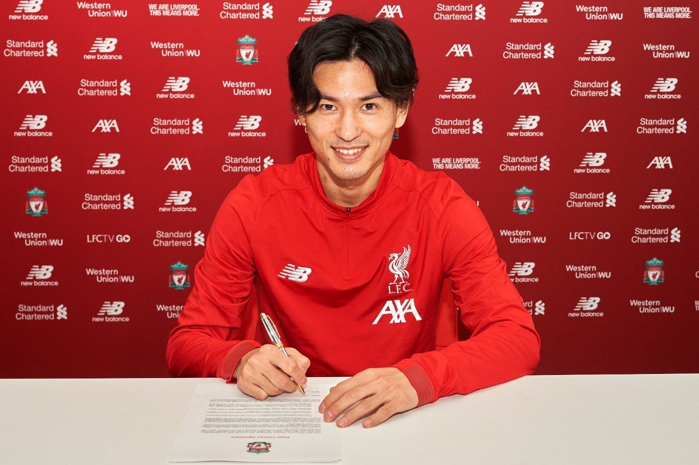 Minamino: 'Uoc mo cua toi la duoc khoac ao Liverpool' hinh anh