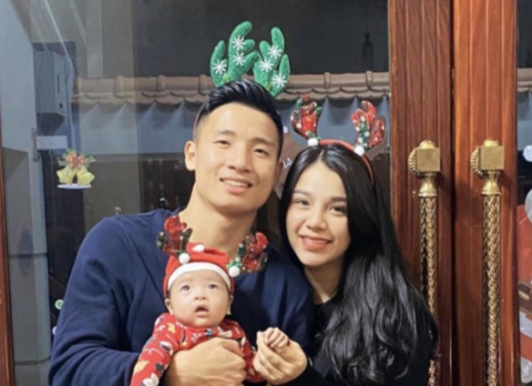 Bui Tien Dung don Giang sinh ben gia dinh hinh anh