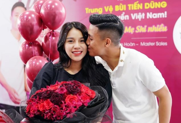 Vo chong Bui Tien Dung dang anh du lich Han Quoc hinh anh