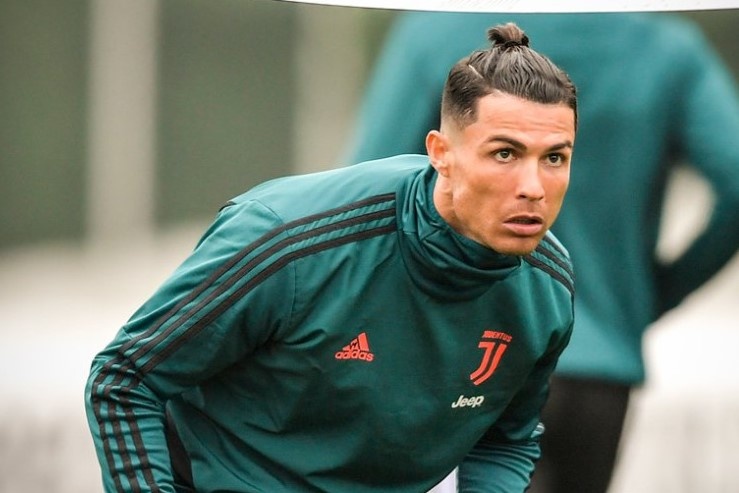 Ronaldo gay chu y voi kieu toc bui nguoc hinh anh