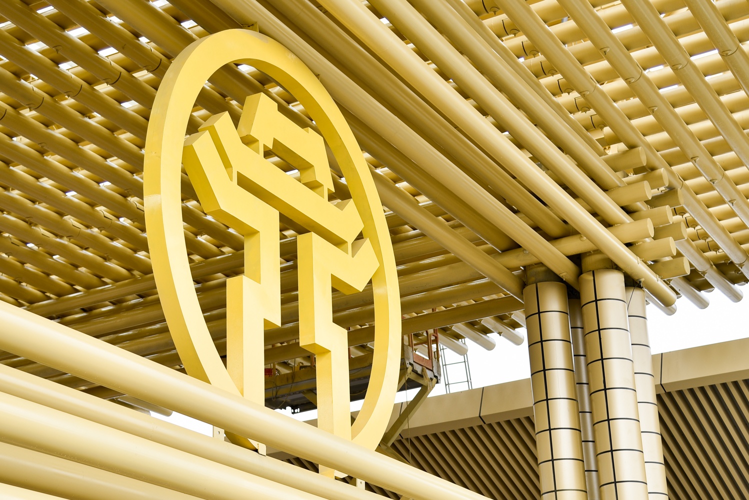 Bieu tuong Khue Van Cac xuat hien tren duong dua F1 Ha Noi hinh anh