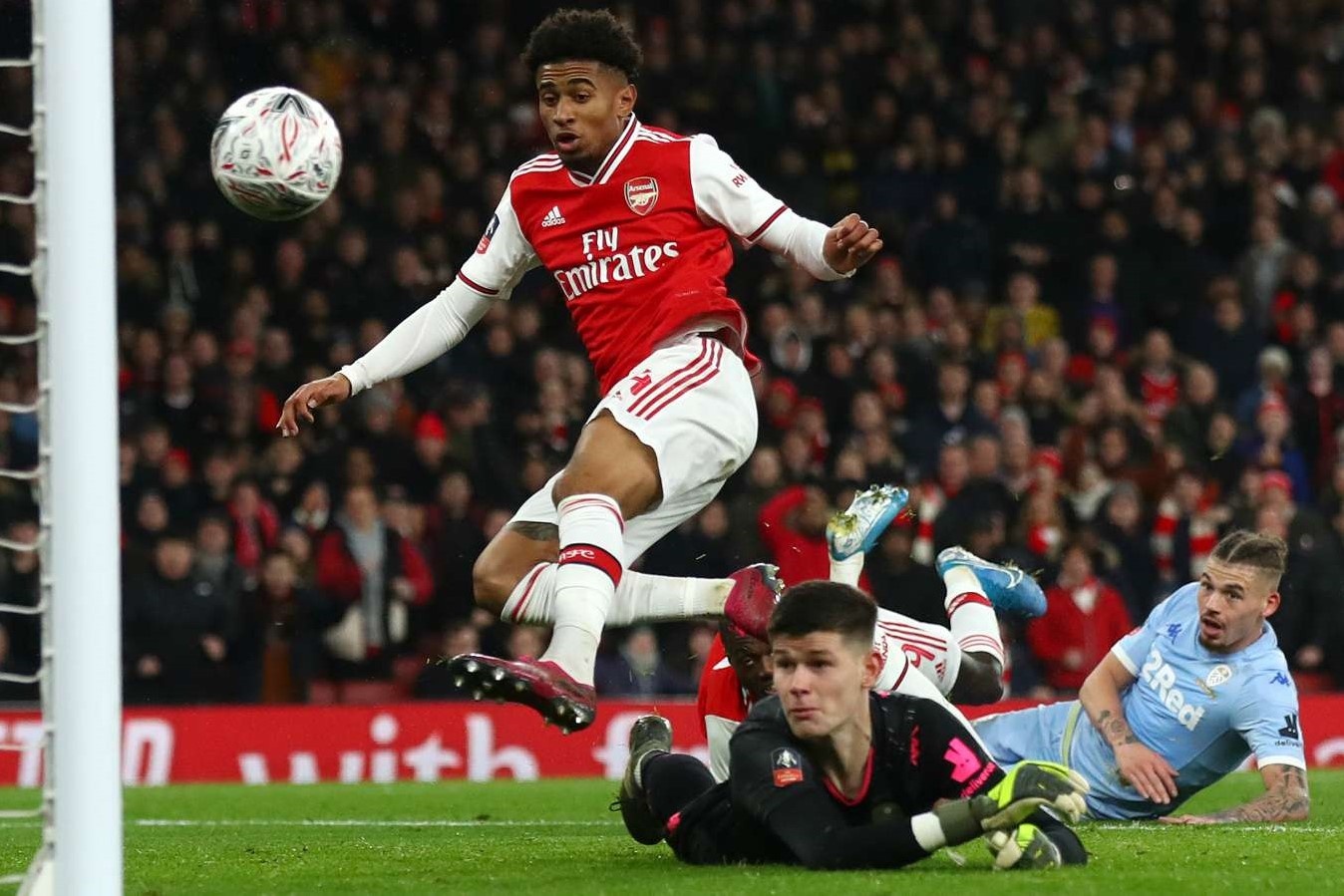 Arsenal dau voi Leeds United anh 1