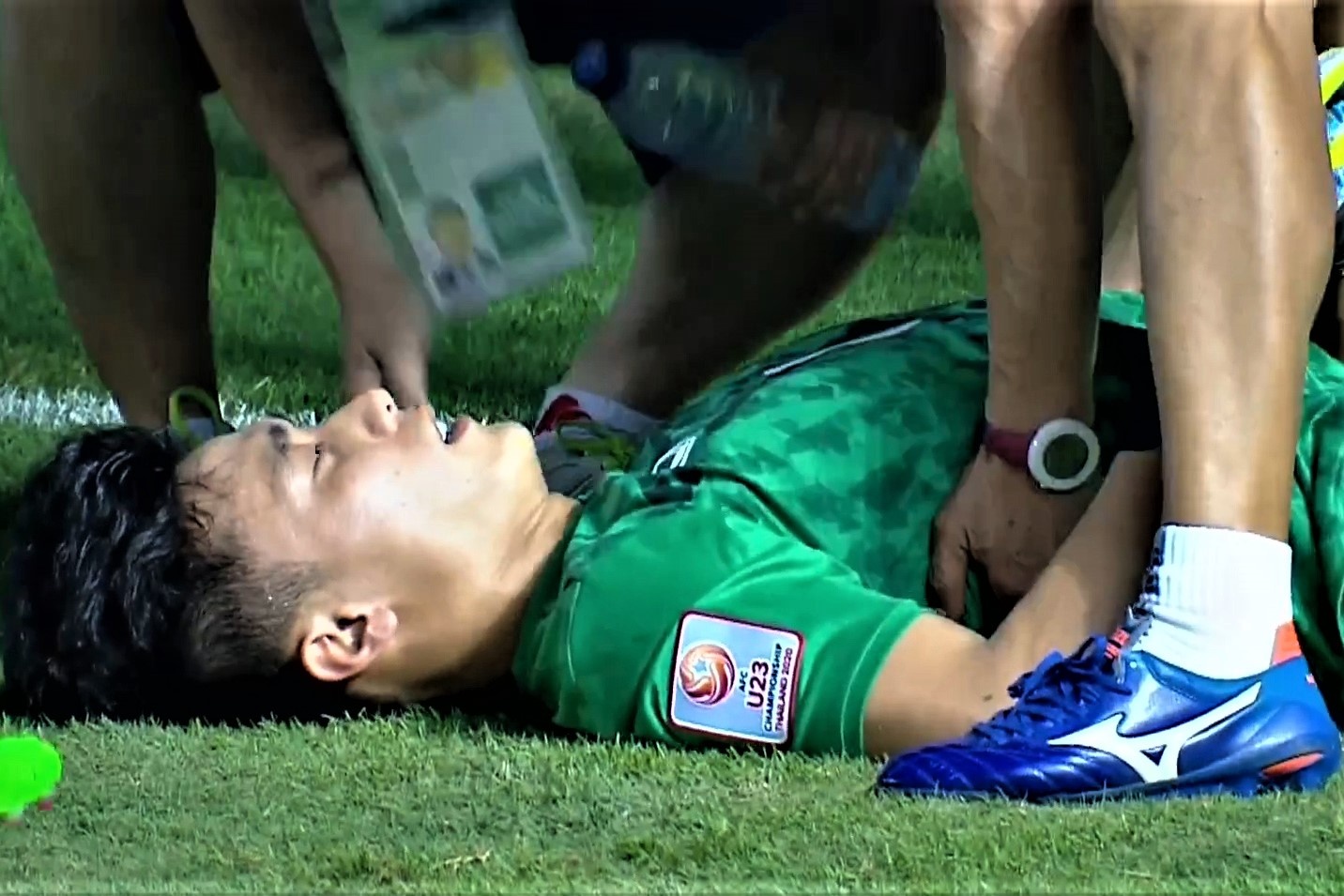 Tinh huong can pha khien Bui Tien Dung nam san dau don hinh anh