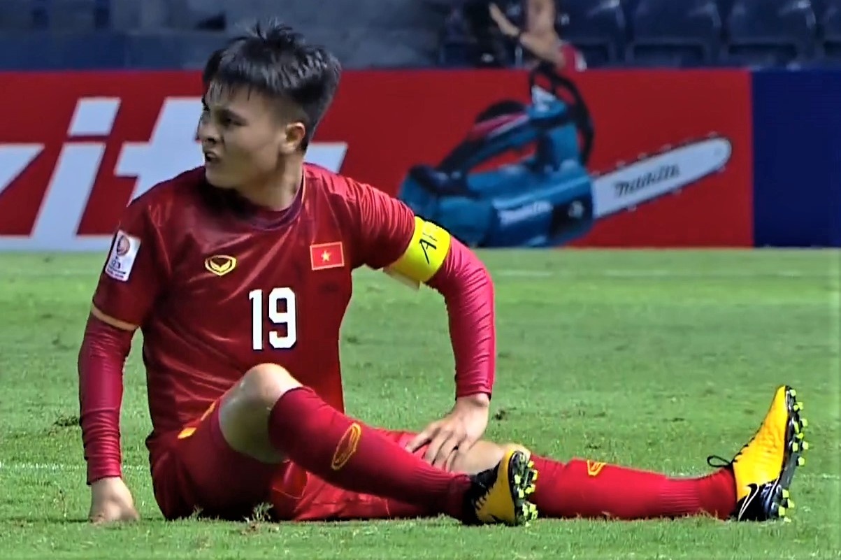 Quang Hai bi cau thu UAE vao bong tu phia sau hinh anh