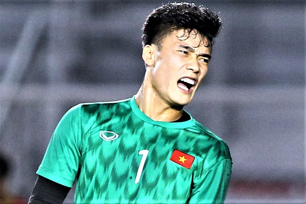 Bui Tien Dung can pha cu da phat nguy hiem cua cau thu UAE hinh anh