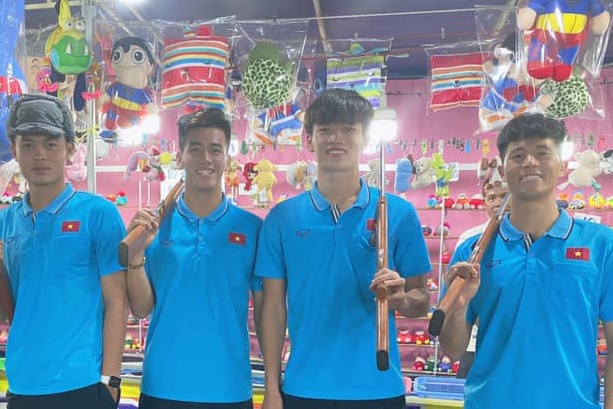 Hoang Duc di choi cung dong doi trong ngay sinh nhat hinh anh