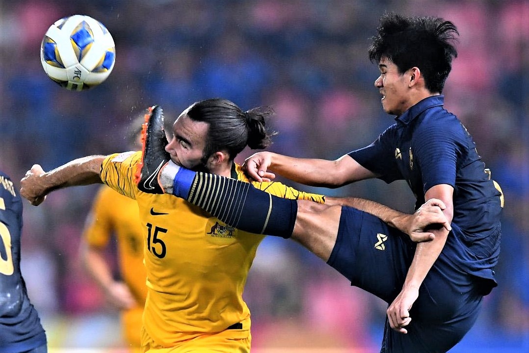 Tien ve Thai Lan nhan the vang vi da vao mat doi thu hinh anh