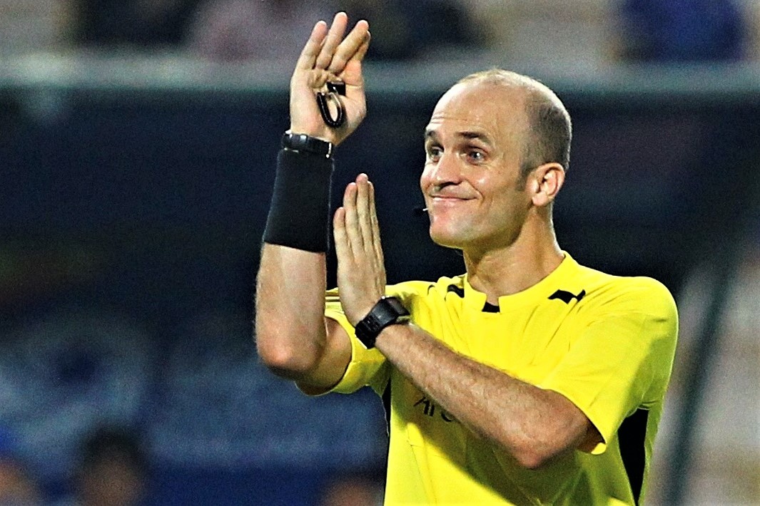 VAR cho U23 Thai Lan huong 11 m ngay phut thu hai hinh anh