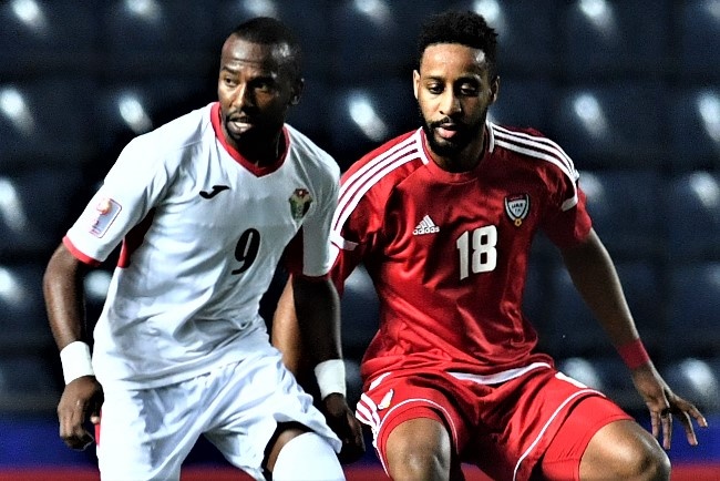 Cau thu Jordan va UAE cau gio o cham phat goc cuoi tran hinh anh