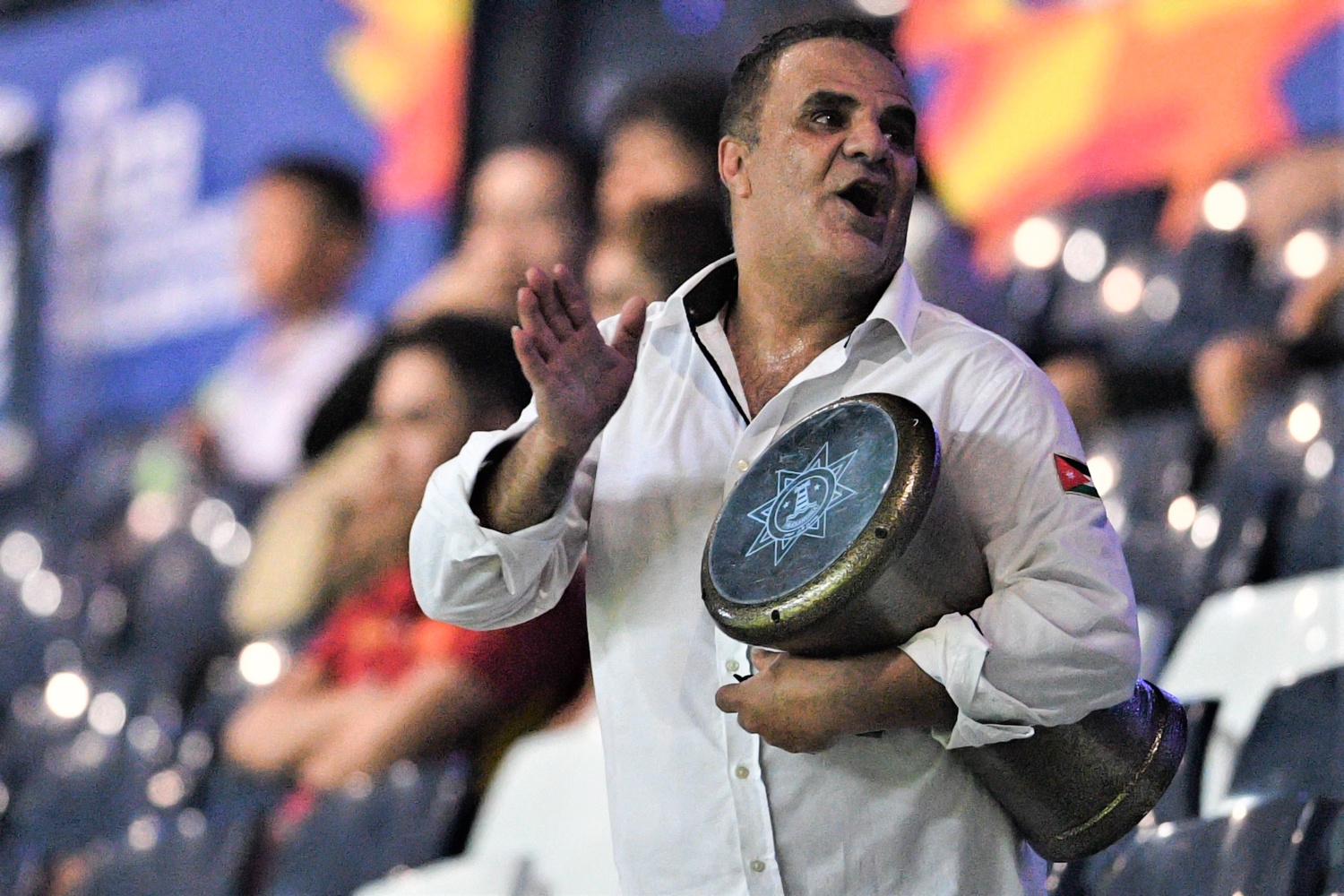 Co dong vien cuong nhiet tren khan dai cua U23 Jordan la ai? hinh anh