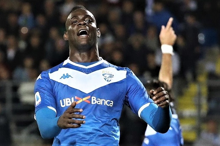 Balotelli nhan the do 7 phut sau khi vao san tu ghe du bi hinh anh