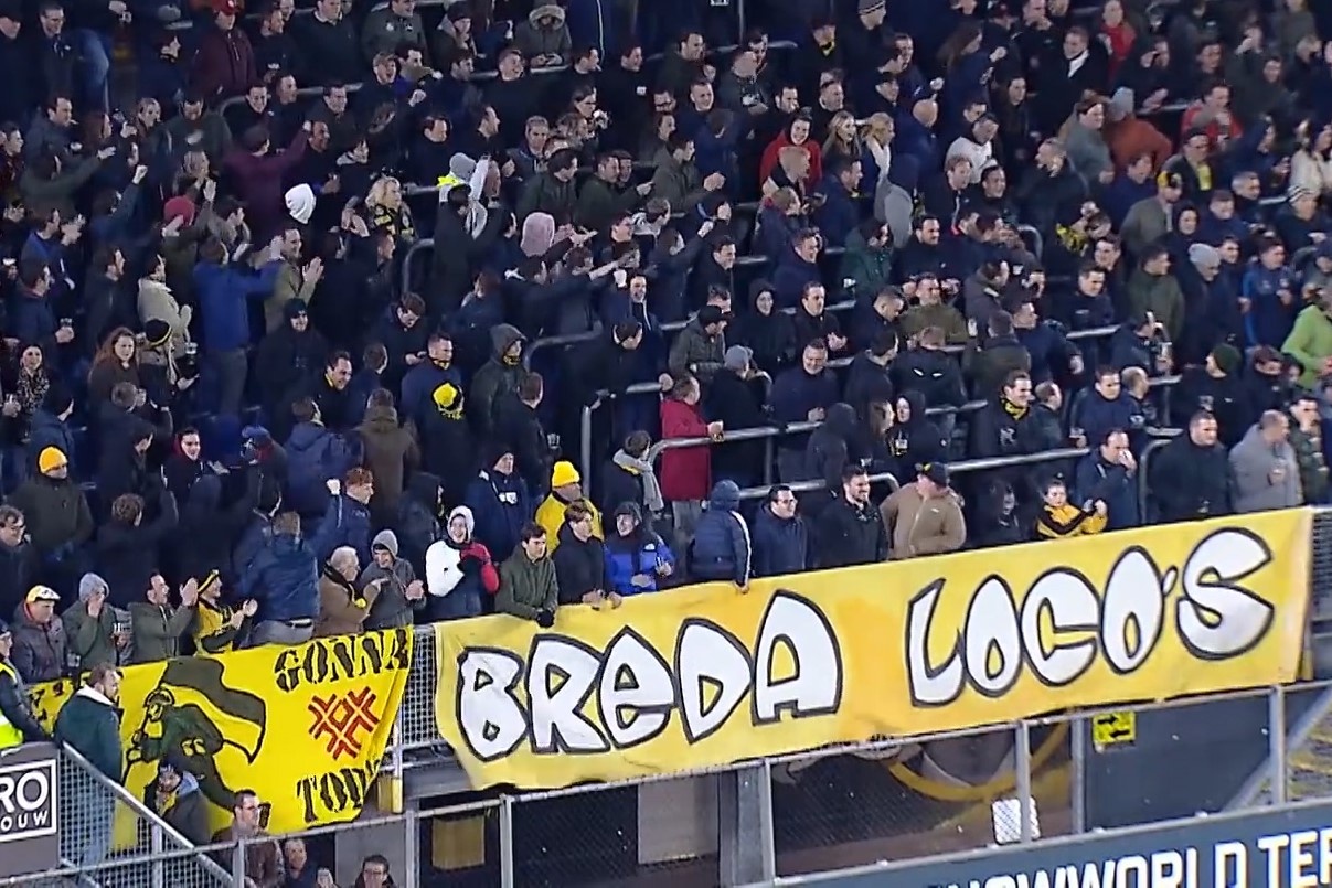 CLB Ha Lan bi tu choi ban thang vi co dong vien nem bong vao san hinh anh