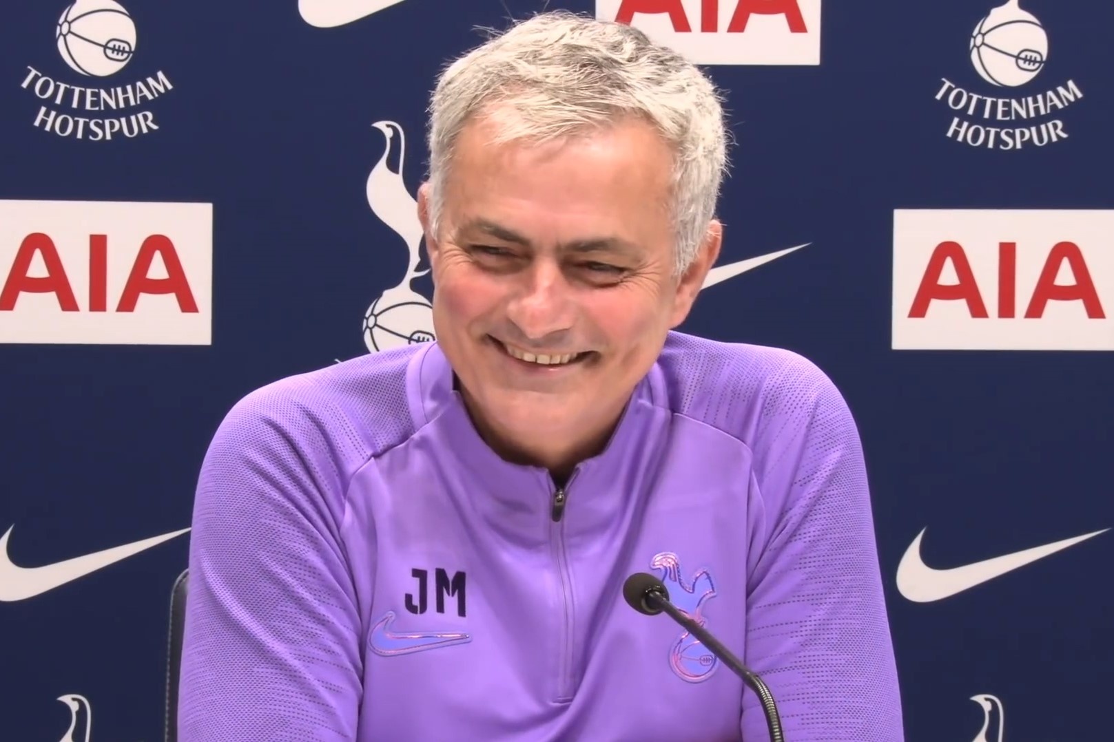 Khoanh khac gay cuoi cua Mourinho trong phong hop bao hinh anh