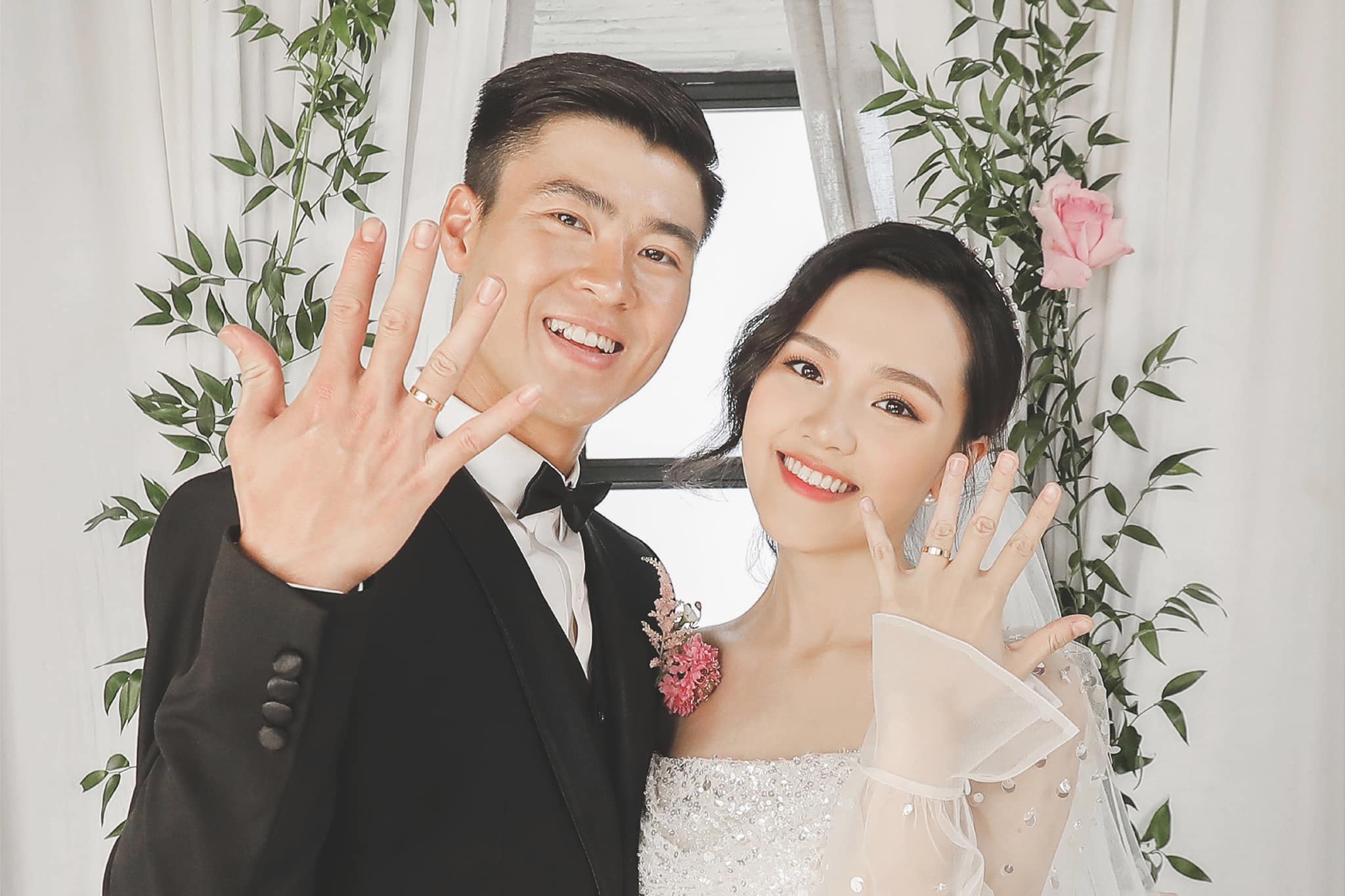 Duy Manh banh bao dien le phuc trong ngay cuoi hinh anh