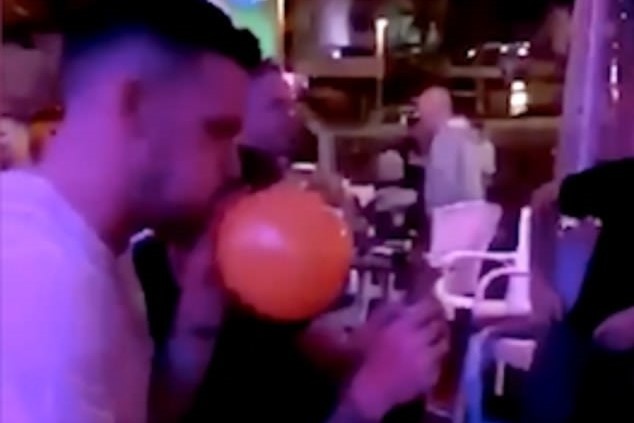 Cau thu Anh hut bong cuoi anh 1