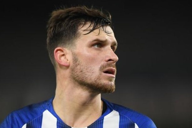 Hit bong cuoi trong hop dem, 4 cau thu Brighton bi dieu tra hinh anh