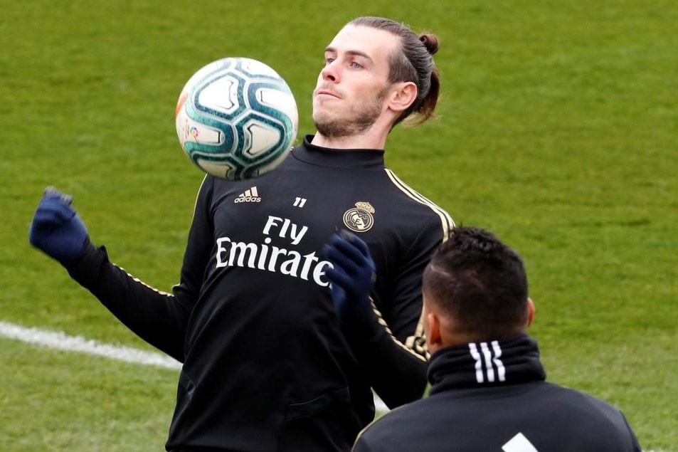 Bale bi cach ly khoi buoi tap cua Real Madrid hinh anh