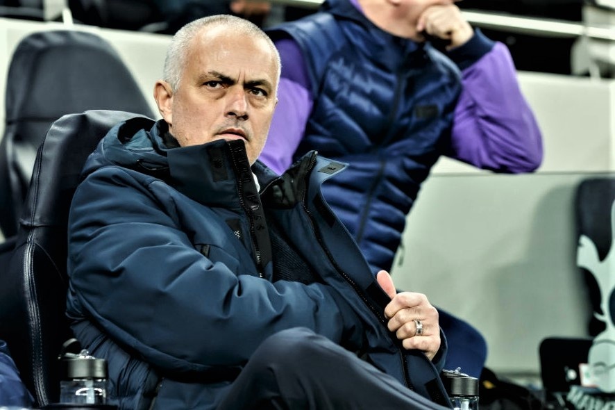 HLV Mourinho tu choi tra loi phong vien sau tran thua Leipzig hinh anh