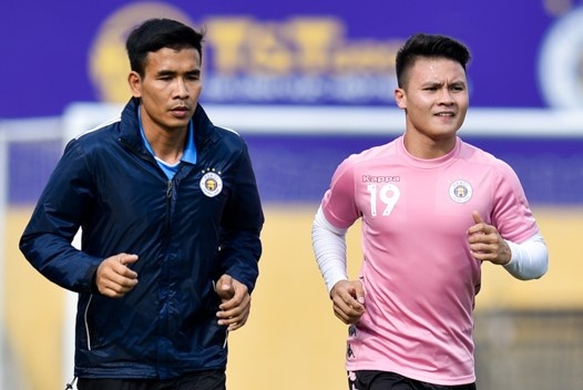 Quang Hai tap rieng cung bac si truoc tran sieu cup voi TP.HCM hinh anh