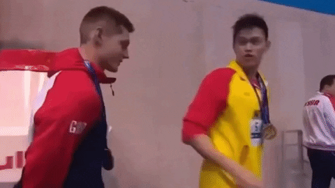 Khoanh khac Sun Yang khieu khich doi thu sau le trao huy chuong hinh anh