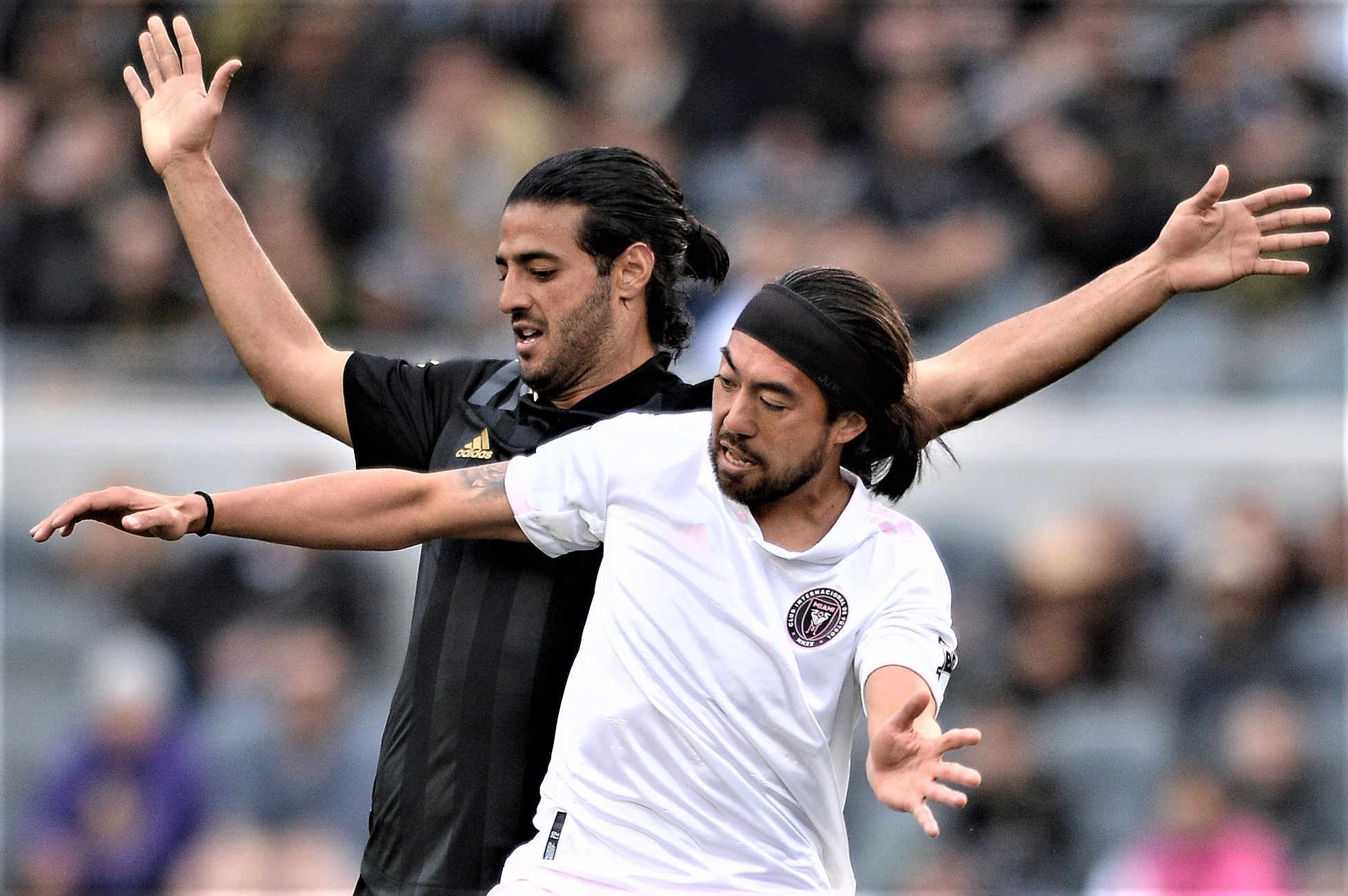 Carlos Vela ghi ban danh bai doi bong cua Beckham hinh anh