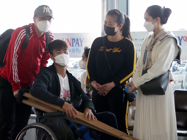 Vo moi cuoi tien Duy Manh sang Singapore phau thuat hinh anh