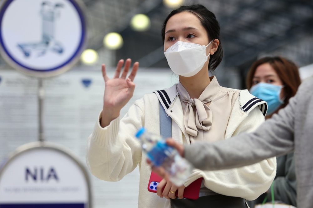 Quynh Anh tiec nuoi vi khong the cung Duy Manh sang Singapore hinh anh