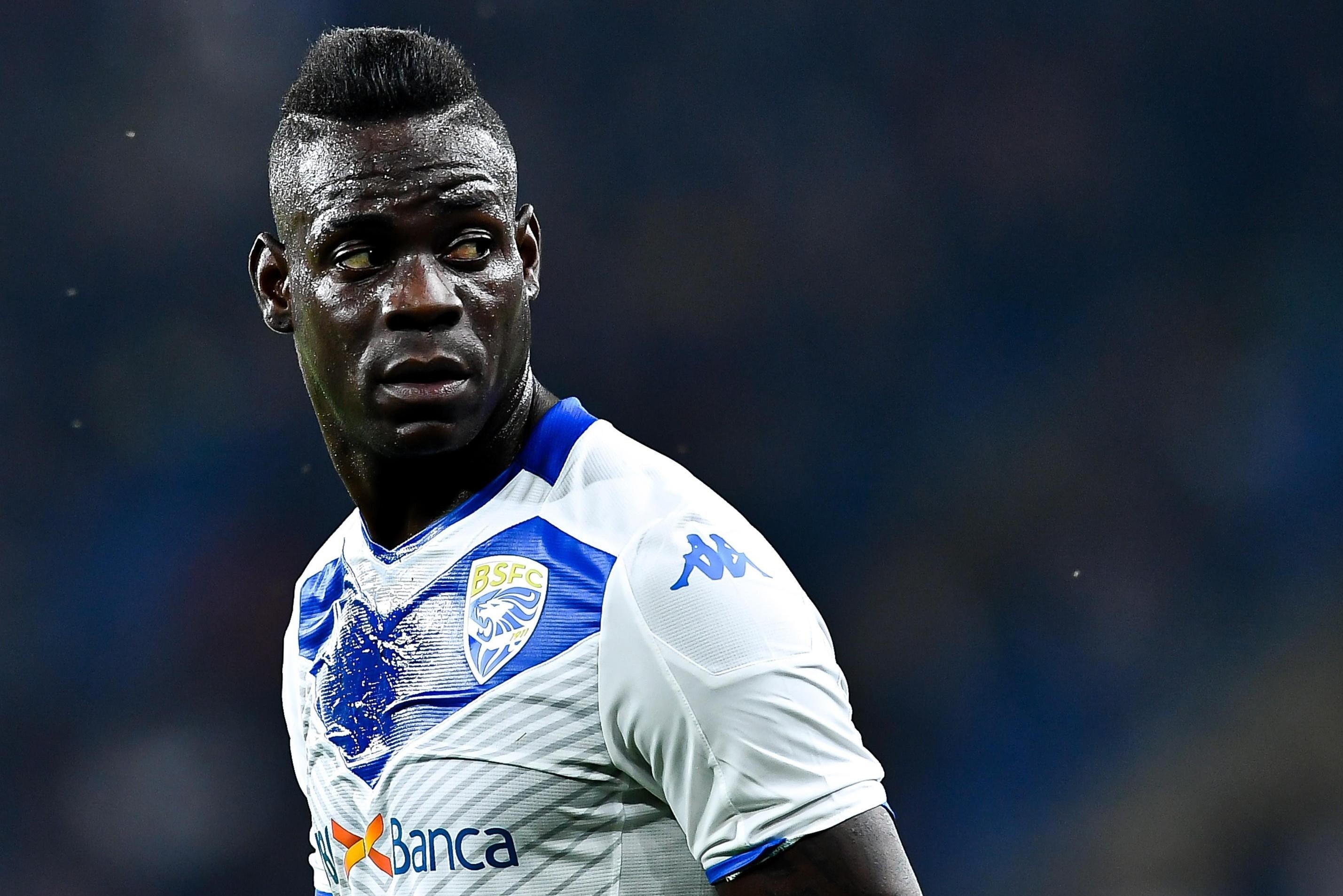 Balotelli lo so dich Covid-19 o Italy hinh anh