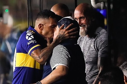 Tevez hon Maradona truoc tran dau de lay may hinh anh