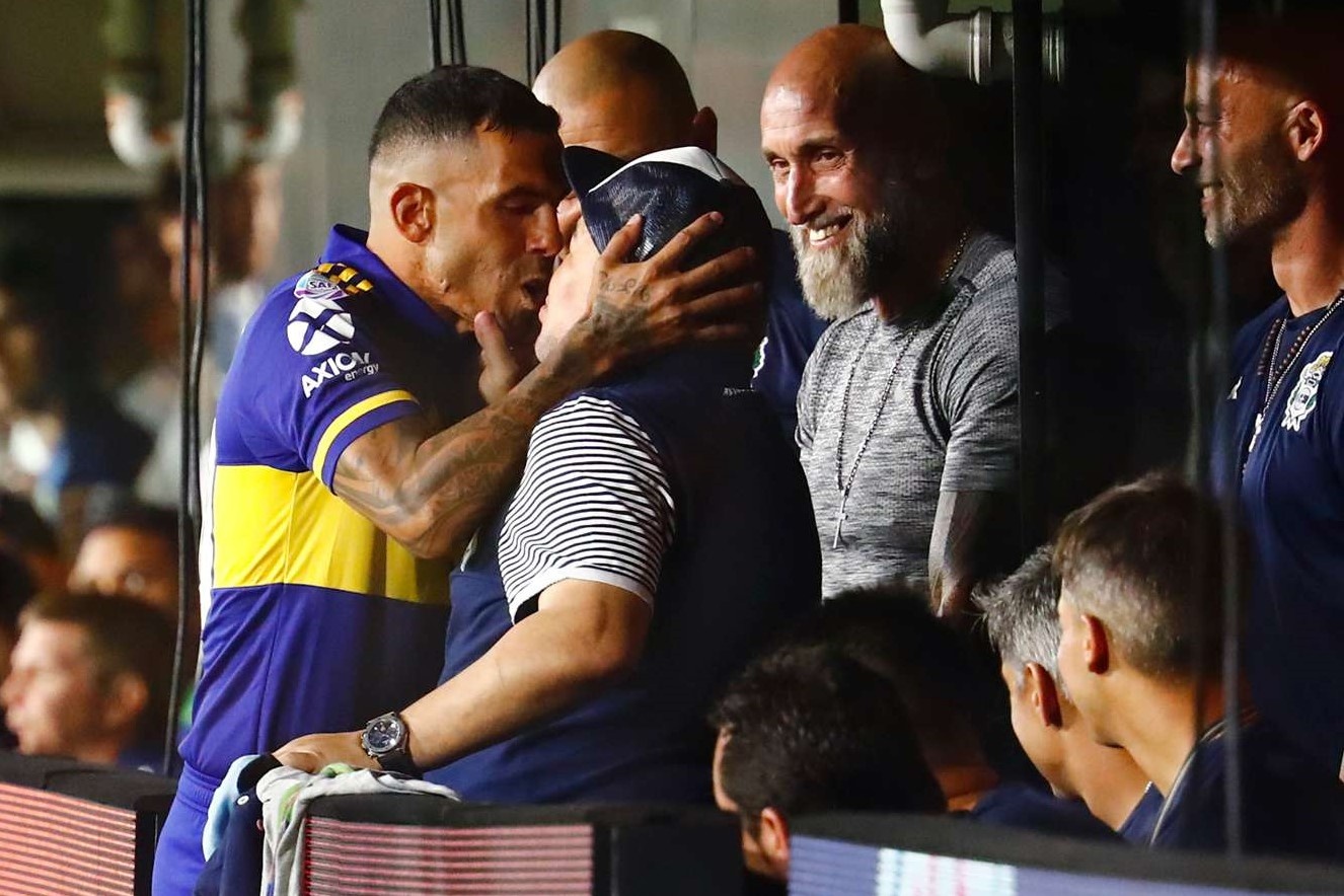 Tevez hon Maradona anh 1