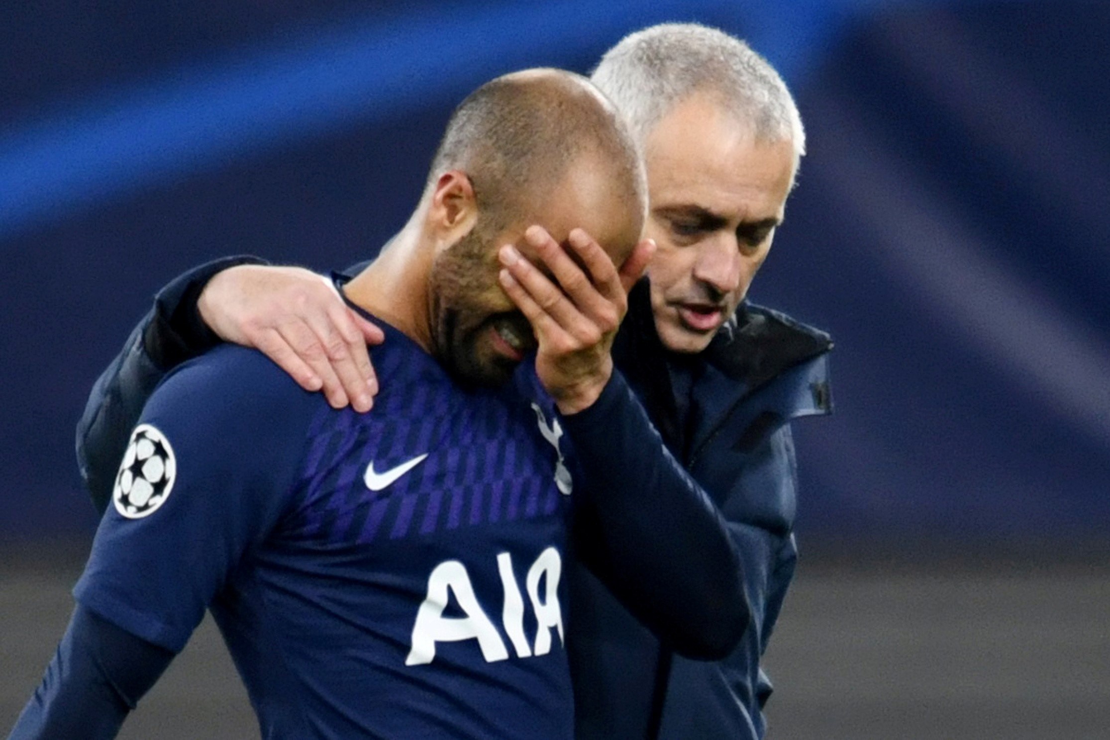 Moura roi le tren san vi bi loai khoi Champions League hinh anh