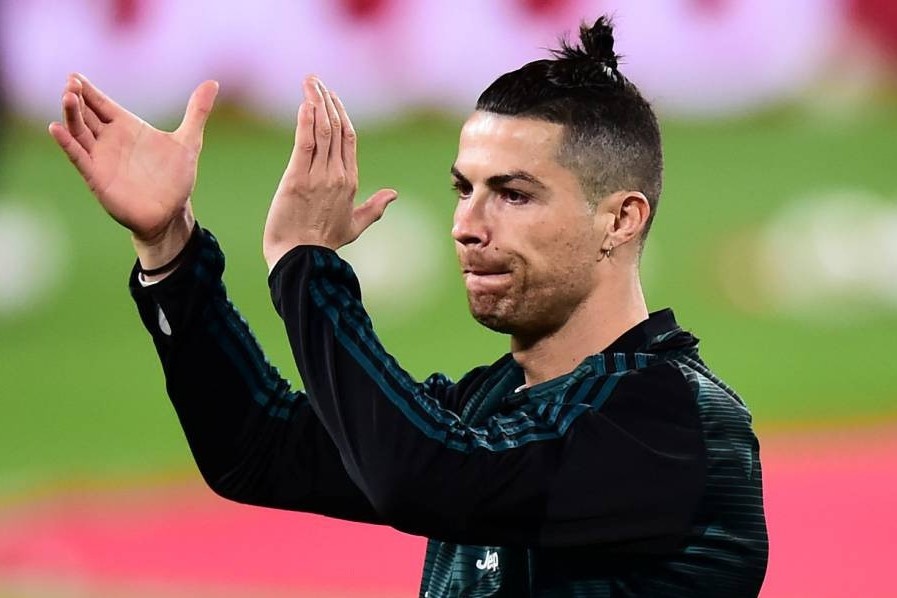 Ronaldo len tieng khi dang tu cach ly cung gia dinh hinh anh