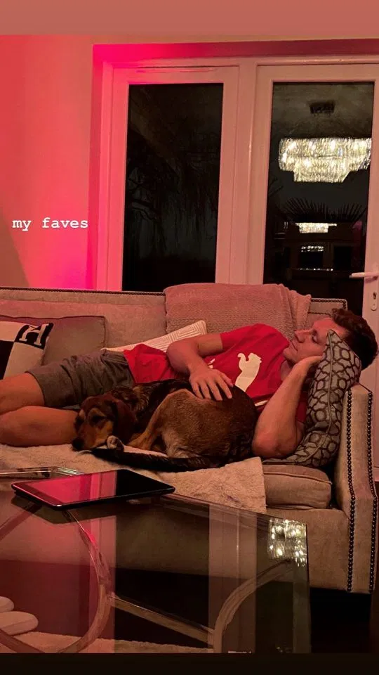 Sao bong da lam gi khi nghi thi dau vi dich Covid-19 anh 6