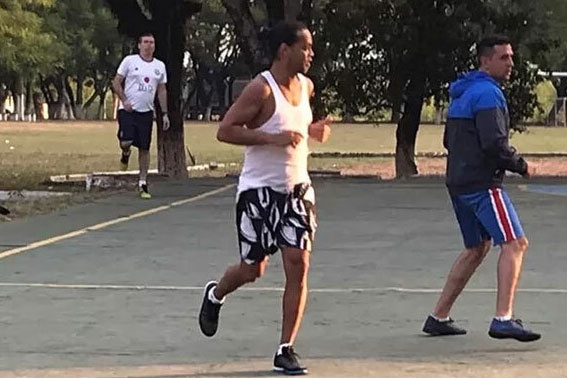 Ronaldinho choi bong trong nha tu hinh anh