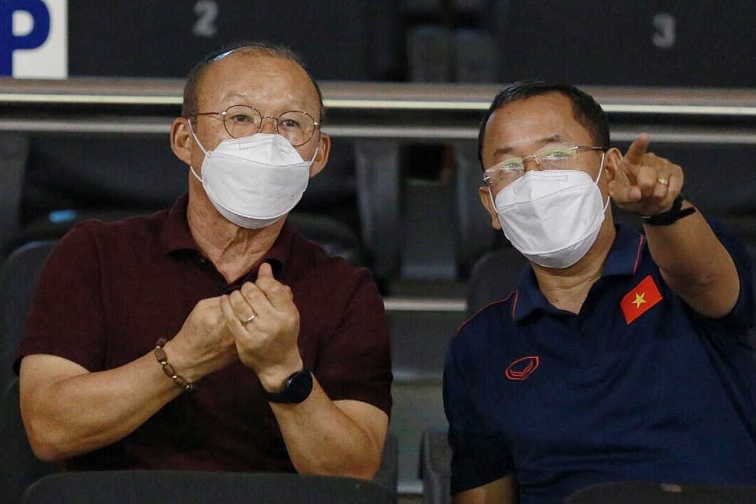 HLV Park Hang-seo thu thach hoc tro rua tay dung cach hinh anh